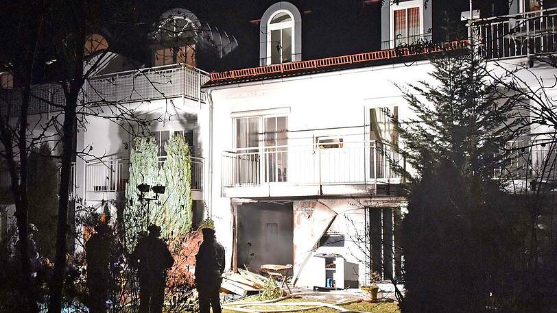 Das Wohnzimmer brannte völlig aus. Die Feuerwehr entdeckte bei den Löscharbeiten eine Leiche.