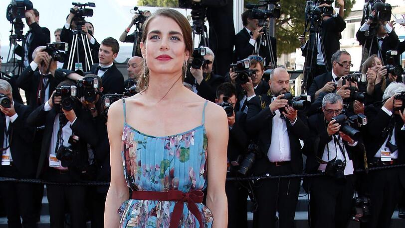 Charlotte Casiraghi bezaubert in Cannes im sommerlichen Trägerkleid von Gucci Charlotte Casiraghi bezaubert in Cannes im sommerlichen Trägerkleid von Gucci