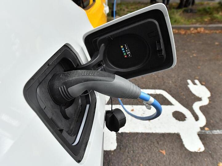 Ein Elektroauto lädt an einer Ladestation. Foot: Hendrik Schmidt/Archivbild Foto: Hendrik Schmidt