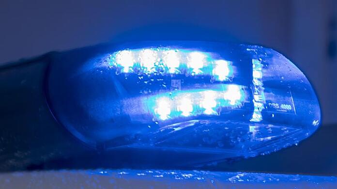 Ein Blaulicht leuchtet auf dem Dach eines Polizeiwagens.