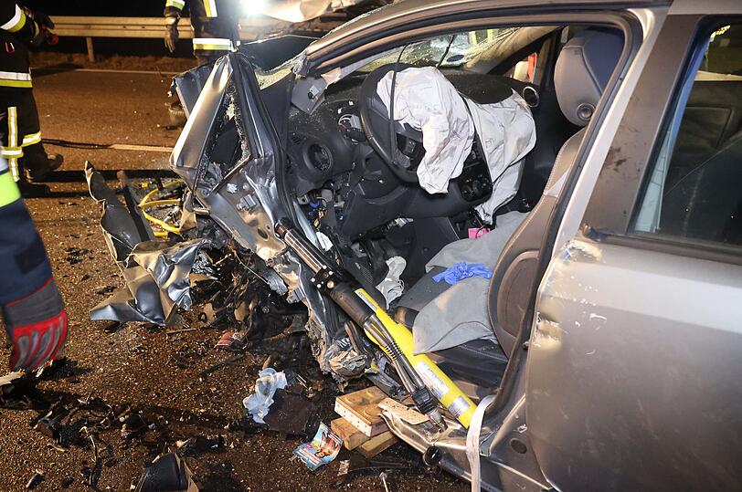 Bei einem Frontalzusammenstoß auf der Bundestraße 12 Höhe Ramsau (Gemeinde Reichertsheim im Landkreis Mühldorf) sind zwei Menschen schwer verletzt worden.