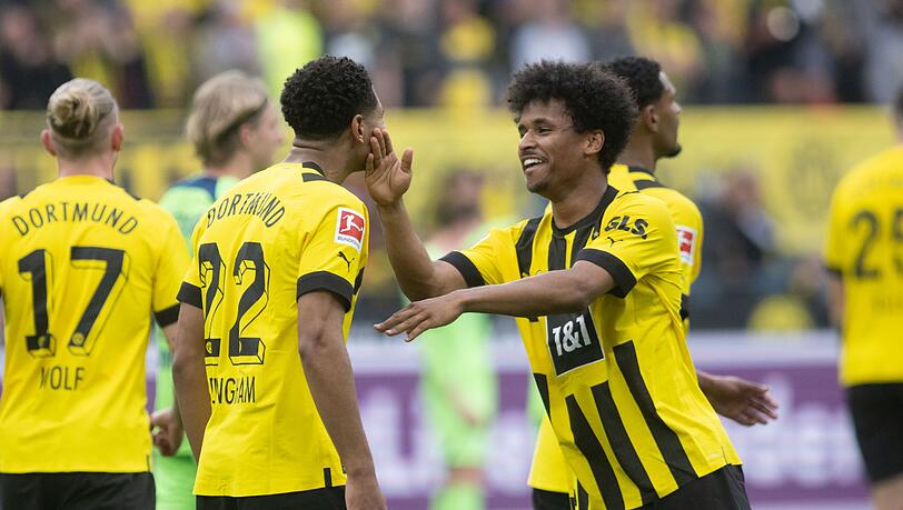 Doppelpacker unter sich: Karim Adeyemi jubelt mit Jude Bellingham (r) über das zwischenzeitliche 4:0.