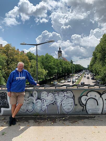 Michael Franke (57) ist der Vorstand des FT Gern, ein Fußballverein mit über 100-jähriger Geschichte. Am Nachmittag trainieren auf dem Gelände an der Landshuter Allee viele Kinder und Jugendliche. Diese seien besonders vor Schadstoffen zu schützen, sagt Franke.