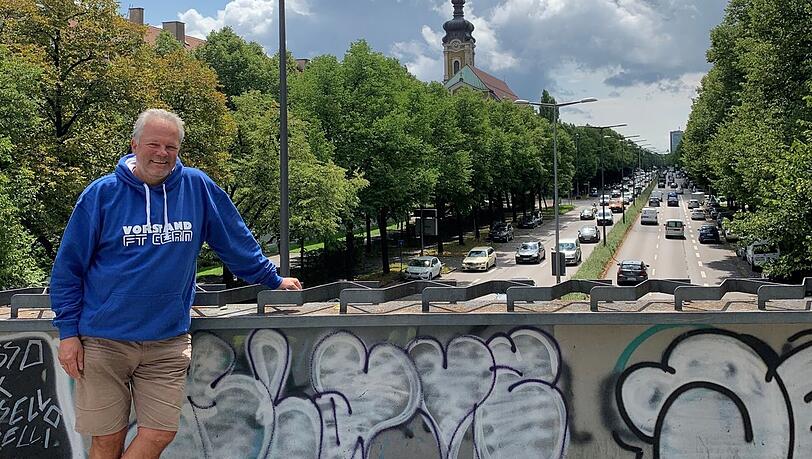 Michael Franke (57) ist der Vorstand des FT Gern, ein Fußballverein mit über 100-jähriger Geschichte. Am Nachmittag trainieren auf dem Gelände an der Landshuter Allee viele Kinder und Jugendliche. Diese seien besonders vor Schadstoffen zu schützen, sagt Franke. Michael Franke (57) ist der Vorstand des FT Gern, ein Fußballverein mit über 100-jähriger Geschichte. Am Nachmittag trainieren auf dem Gelände an der Landshuter Allee viele Kinder und Jugendliche. Diese seien besonders vor Schadstoffen zu schützen, sagt Franke.