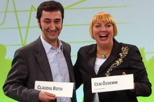 Einmal kurz die Rollen getauscht: Cem Özdemir und Claudia Roth.
