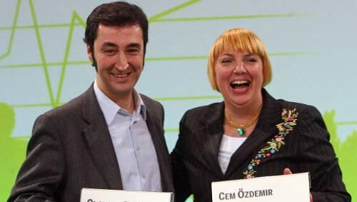 Einmal kurz die Rollen getauscht: Cem Özdemir und Claudia Roth. Einmal kurz die Rollen getauscht: Cem Özdemir und Claudia Roth.