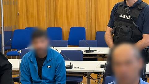Die beiden angeklagten Lastwagenfahrer sollen sich mit dem späteren Opfer unter anderem über den Ukraine-Krieg gestritten haben.