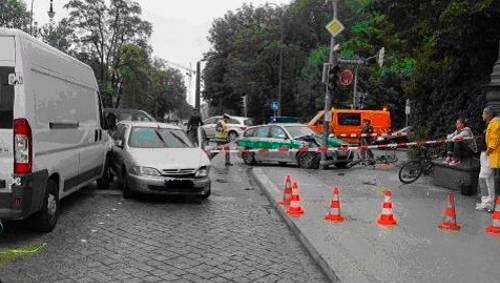 Der Streifenwagen fuhr im Gegenverkehr gegen einen Citroen, danach schleuderte er gegen eine Ampel.