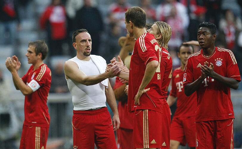Die Spieler des FC Bayern bedanken sich nach dem Spiel gegen Nürnberg bei ihren Fans.
