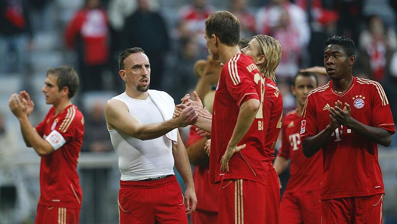 Die Spieler des FC Bayern bedanken sich nach dem Spiel gegen Nürnberg bei ihren Fans. Die Spieler des FC Bayern bedanken sich nach dem Spiel gegen Nürnberg bei ihren Fans.