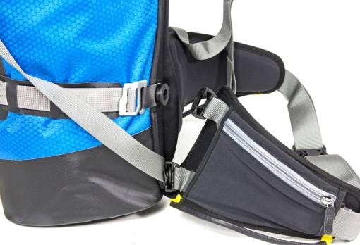Beim Rucksack packen muss so viel Gewicht wie möglich eng an Rücken und Hüfte.