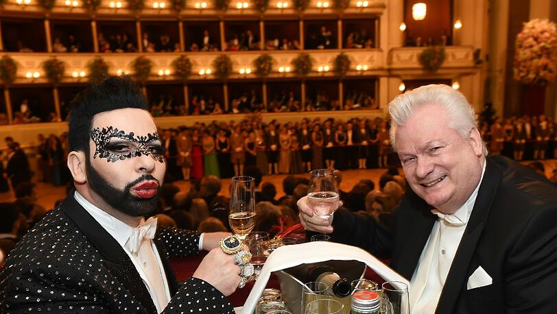 Glamourös in der Empore: Stardesigner Harald Glööckler (l) und sein Ehemann Dieter Schroth