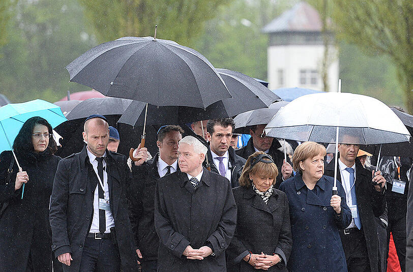 Bundeskanzlerin Angela Merkel (r, CDU) mit dem Präsidenten des Zentralrats der Juden, Josef Schuster (l), und der Präsidentin der Israelitischen Kultusgemeinde München und Oberbayern, Charlotte Knobloch, während der Zentralen Gedenkfeier in Dachau.