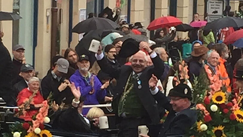 Wiesn-Stadtrat Otto Seidl winkt während des Trachtenumzugs von seiner Kutsche. Wiesn-Stadtrat Otto Seidl winkt während des Trachtenumzugs von seiner Kutsche.