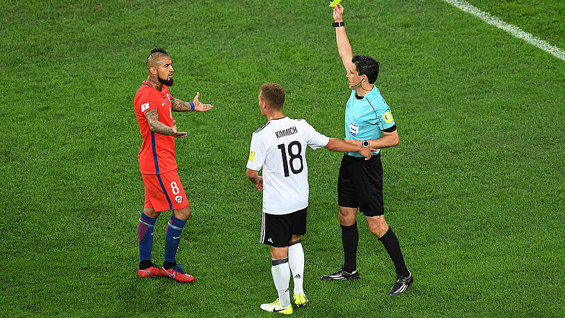 Am Ende sehen beide Bayern-Spieler die gelbe Karte.