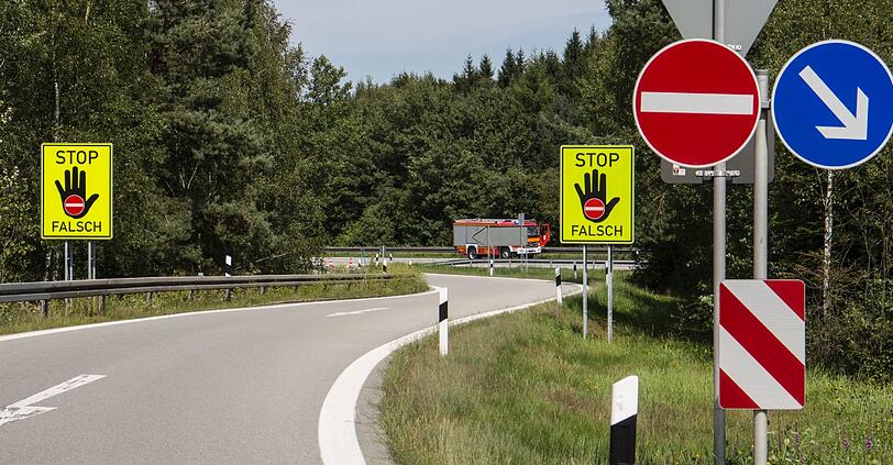 Manche Fahrer werden durch Schilder an Autobahnauffahrten verwirrt. Foto: Hubert Jakob Denk/mediendenk/dpa