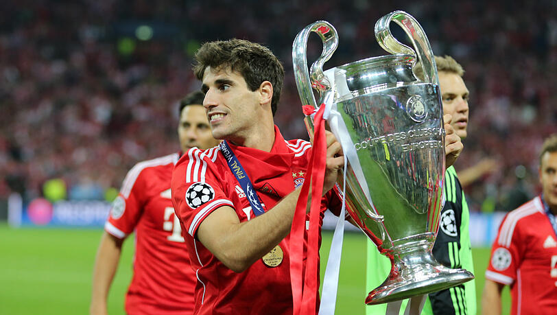 Javi Martínez 2013 mit dem Champions-League-Pokal. Javi Martínez 2013 mit dem Champions-League-Pokal.