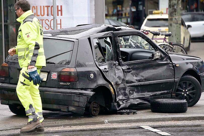 Der Bus krachte so hart in die rechte Seite des VW, dass ein Rad abgerissen wurde. Bilder vom Unfallort.