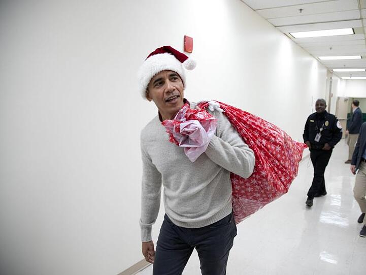 Barack Obama macht auch als Weihnachtsmann eine gute Figur.