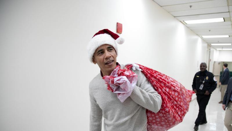 Barack Obama macht auch als Weihnachtsmann eine gute Figur. Barack Obama macht auch als Weihnachtsmann eine gute Figur.