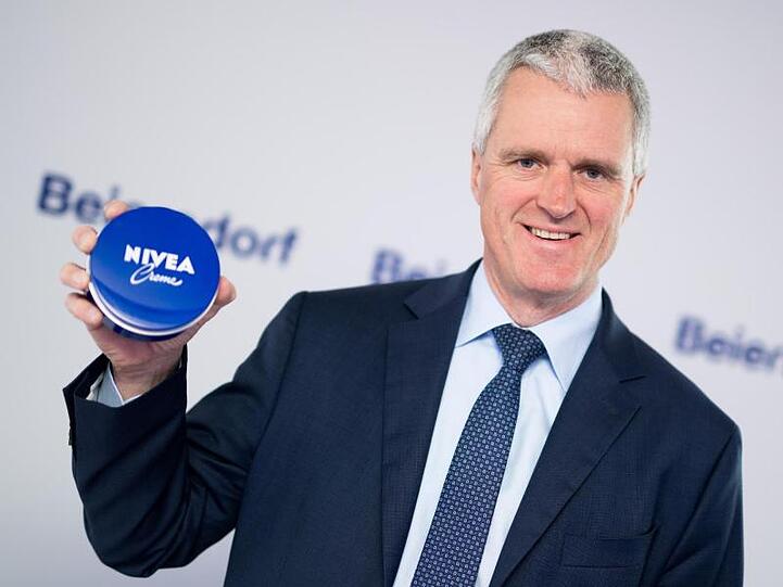 Spitzenverdiener war der Studie zufolge der zum Jahresende ausgeschiedene langjährige Beiersdorf-Chef Stefan Heidenreich mit einer Gesamtvergütung von 23,45 Millionen Euro.
