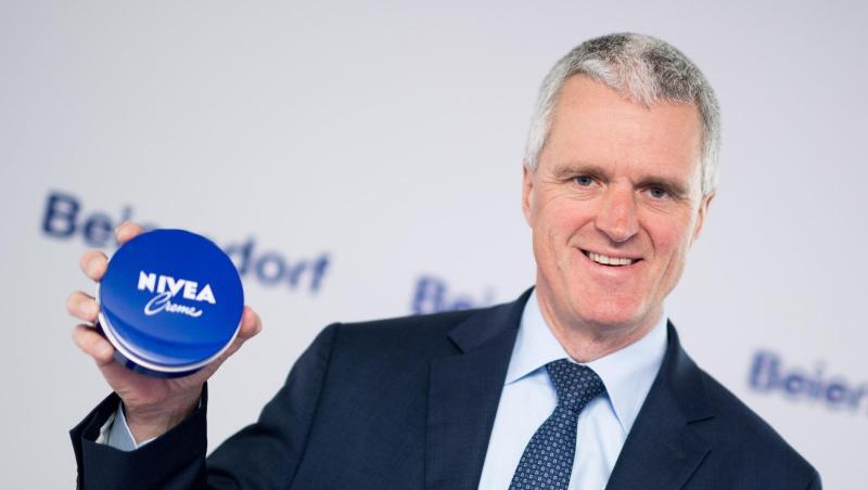 Spitzenverdiener war der Studie zufolge der zum Jahresende ausgeschiedene langjährige Beiersdorf-Chef Stefan Heidenreich mit einer Gesamtvergütung von 23,45 Millionen Euro. Spitzenverdiener war der Studie zufolge der zum Jahresende ausgeschiedene langjährige Beiersdorf-Chef Stefan Heidenreich mit einer Gesamtvergütung von 23,45 Millionen Euro.
