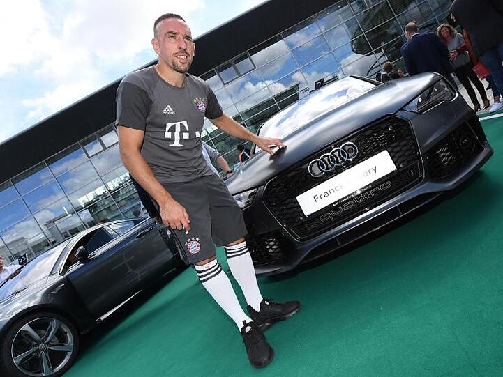 Der Fußball-Bundesligaspieler Franck Ribery vom FC Bayern München steht neben seinem neuen Wagen. Foto: Peter Kneffel/Archiv