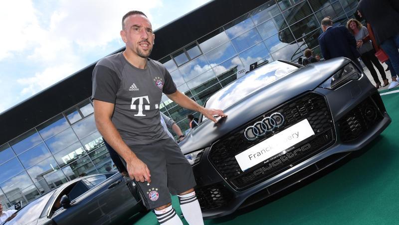 Der Fußball-Bundesligaspieler Franck Ribery vom FC Bayern München steht neben seinem neuen Wagen. Foto: Peter Kneffel/Archiv Der Fußball-Bundesligaspieler Franck Ribery vom FC Bayern München steht neben seinem neuen Wagen. Foto: Peter Kneffel/Archiv