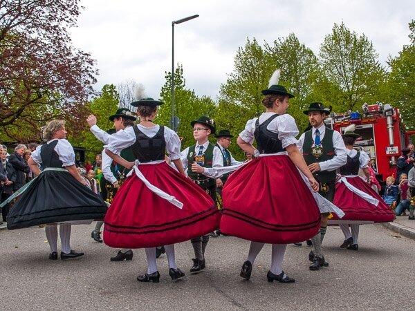 Eine Schau, wenn Trachtenvereine beim Maifest ihre traditionellen Tänze zeigen. Eine Schau, wenn Trachtenvereine beim Maifest ihre traditionellen Tänze zeigen.
