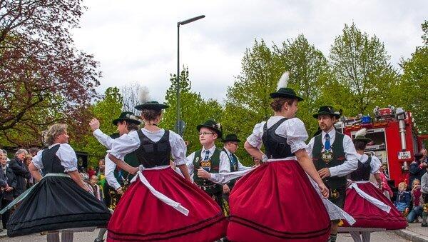 Eine Schau, wenn Trachtenvereine beim Maifest ihre traditionellen Tänze zeigen.