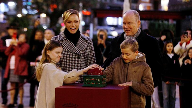 Nur einer von vielen Terminen, bei denen sich Fürstin Charlène so glücklich wie lange nicht zeigte: Gemeinsam mit ihrem Mann und den Kindern schaltete sie Ende November in Monaco die Weihnachtsbeleuchtung an. Nur einer von vielen Terminen, bei denen sich Fürstin Charlène so glücklich wie lange nicht zeigte: Gemeinsam mit ihrem Mann und den Kindern schaltete sie Ende November in Monaco die Weihnachtsbeleuchtung an.