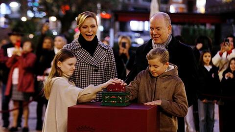 Nur einer von vielen Terminen, bei denen sich F&uuml;rstin Charl&egrave;ne so gl&uuml;cklich wie lange nicht zeigte: Gemeinsam mit ihrem Mann und den Kindern schaltete sie Ende November in Monaco die Weihnachtsbeleuchtung an.