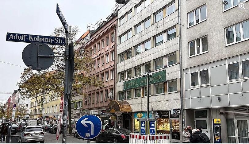 An der Kreuzung Schiller- und Adolf-Kolping-Stra&szlig;e steht seit November einer von zwei Kamera-&Uuml;berwachungst&uuml;rmen. Clemens Baumg&auml;rtner (CSU) will mehr davon an Brennpunkten in M&uuml;nchen.