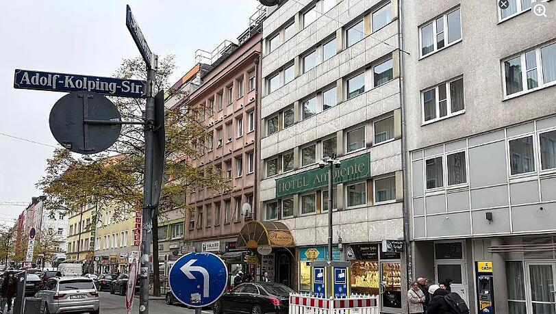An der Kreuzung Schiller- und Adolf-Kolping-Stra&szlig;e steht seit November einer von zwei Kamera-&Uuml;berwachungst&uuml;rmen. Clemens Baumg&auml;rtner (CSU) will mehr davon an Brennpunkten in M&uuml;nchen.