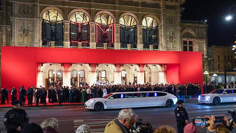 Der Wiener Opernball mit Luxus, Eleganz und klassischer Musik.