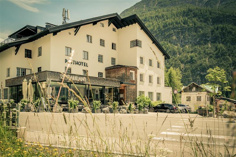 Das Posthotel Lechtal im Tiroler Dorf Holzgau liegt kurz vor dem Endpunkt des Lechradwegs. Das Posthotel Lechtal im Tiroler Dorf Holzgau liegt kurz vor dem Endpunkt des Lechradwegs.