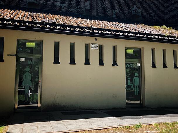 Von außen ganz normal, doch von innen katastrophal: Thomas gibt der Toilette am Sendlinger Tor eine von 10 Schüsseln. Von außen ganz normal, doch von innen katastrophal: Thomas gibt der Toilette am Sendlinger Tor eine von 10 Schüsseln.