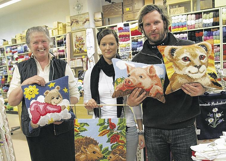 &bdquo;Dahoam is dahoam&ldquo;: EHC-Legende Markus Jocher führt mit Mama Elisabeth und Freundin Anna den Laden &bdquo;Nähmaschinen Jocher&ldquo; in Garmisch.