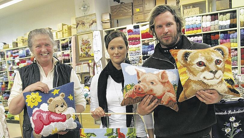 „Dahoam is dahoam“: EHC-Legende Markus Jocher führt mit Mama Elisabeth und Freundin Anna den Laden „Nähmaschinen Jocher“ in Garmisch. „Dahoam is dahoam“: EHC-Legende Markus Jocher führt mit Mama Elisabeth und Freundin Anna den Laden „Nähmaschinen Jocher“ in Garmisch.