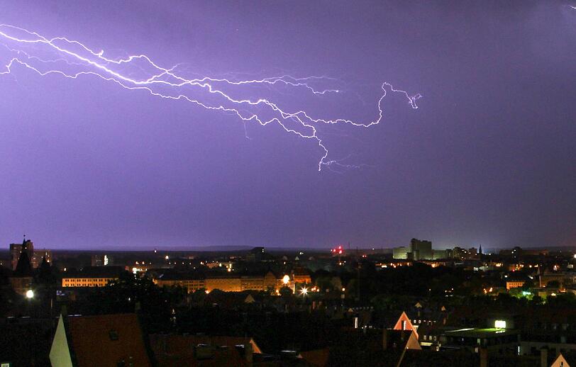 Ein Gewitter entlädt sich über Nürnberg.