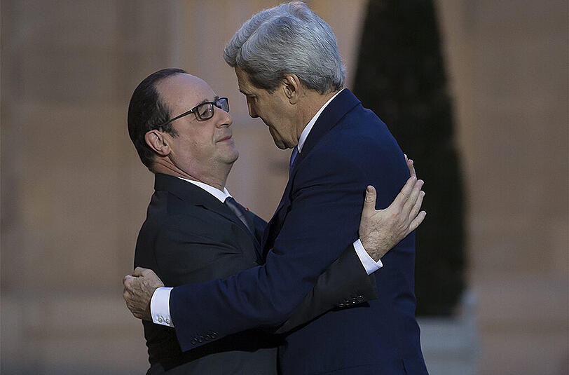 Der US-Außenminister John Kerry (r.) besuchte den französischen Präsidenten Francois Hollande in Paris.