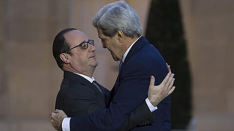 Der US-Außenminister John Kerry (r.) besuchte den französischen Präsidenten Francois Hollande in Paris.