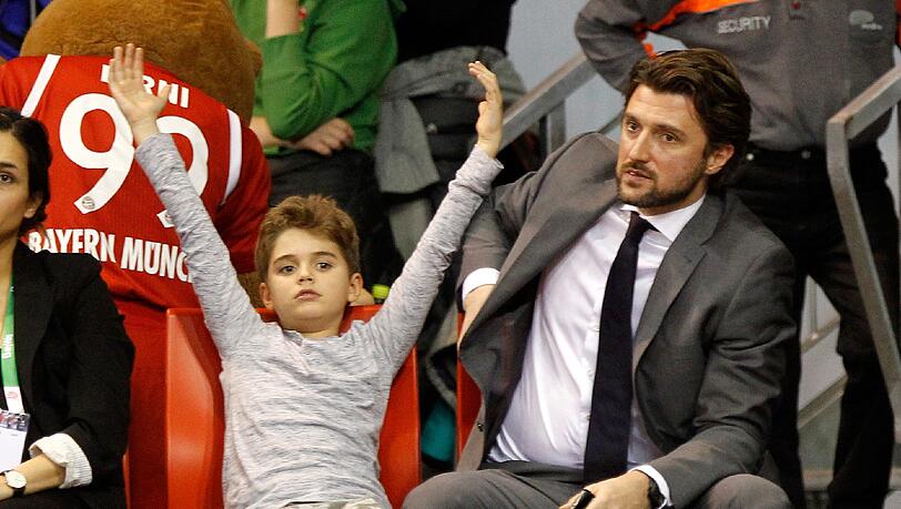 Seite an Seite im Audi Dome: Marko Pesic und sein zehnjähriger Sohn Luca. Seite an Seite im Audi Dome: Marko Pesic und sein zehnjähriger Sohn Luca.