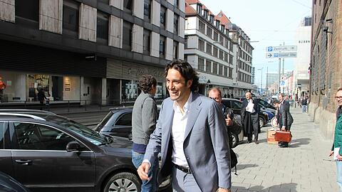 Lässt sich die Laune nicht verderben: Luca Toni verlässt das Oberlandesgericht.