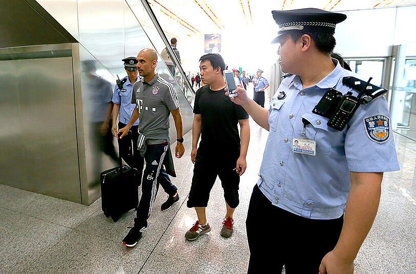 Der FC Bayern ist am Freitag in Peking gelandet und wurde von rund 1000 Fans schon am Flughafen frenetisch gefeiert. Die Bilder von der Ankunft.