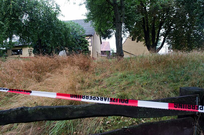 Schon am Montag kamen die Ermittler auf dem Hof in Lampersdorf an.