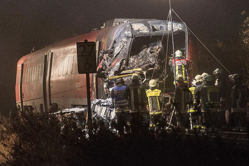 Schlimmer Zugunfall in der Oberpfalz: Durch die extreme Hitzeentwichklung konnte sich die Feuerwehr nicht sofort dem Zug nähern.