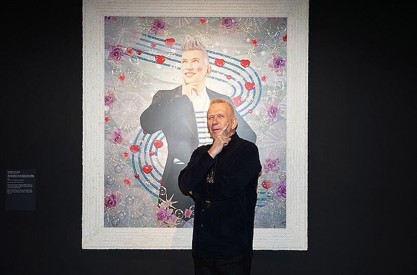 Der französische Star Designer Jean Paul Gaultier war am Dienstag zu Besuch in München. Er überreichte der Münchner Aids-Hilfe einen Scheck über 100.000 Dollar.