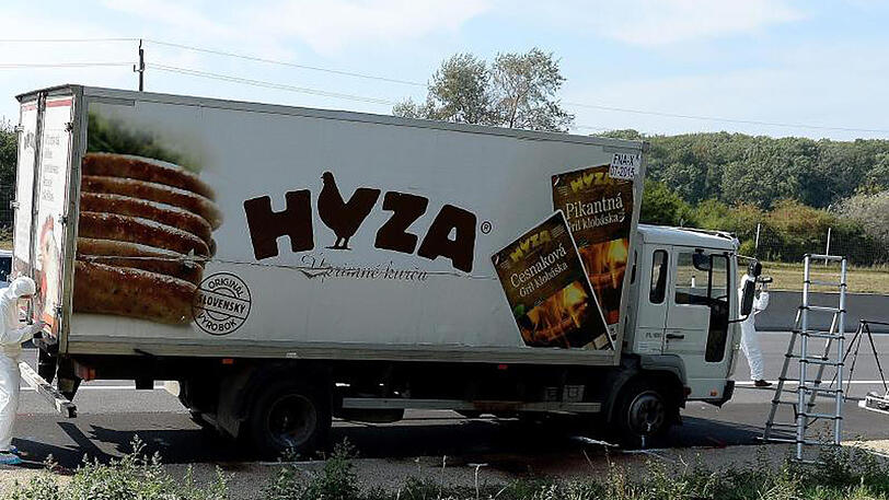Forensiker untersuchen am 27.08.2015 einen auf der A4 zwischen Parndorf und Neusiedl (Österreich) abgestellten Kühllaster. In dem LKW fanden sich 71 Leichen.