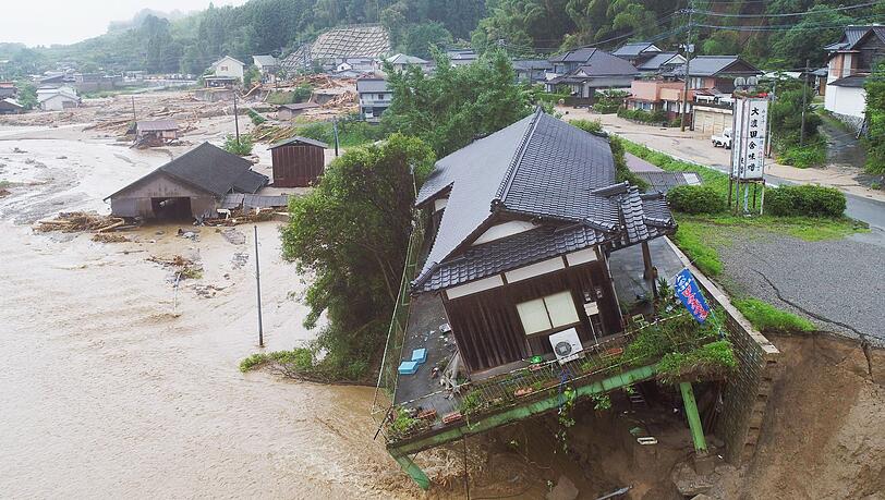 Verheerende Szenen in Asakura: Nach den verheerenden Unwettern in Japan gibt es zahlreiche Tote und Vermisste. Verheerende Szenen in Asakura: Nach den verheerenden Unwettern in Japan gibt es zahlreiche Tote und Vermisste.